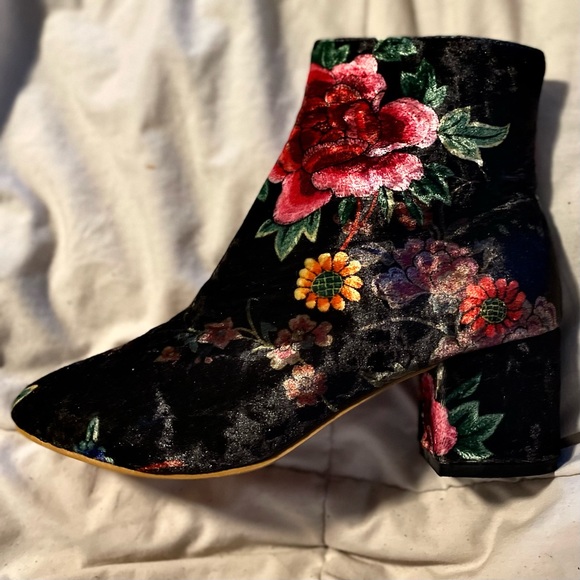 💥NWOT💥 Floral ankle booties never worn - Picture 7 of 10